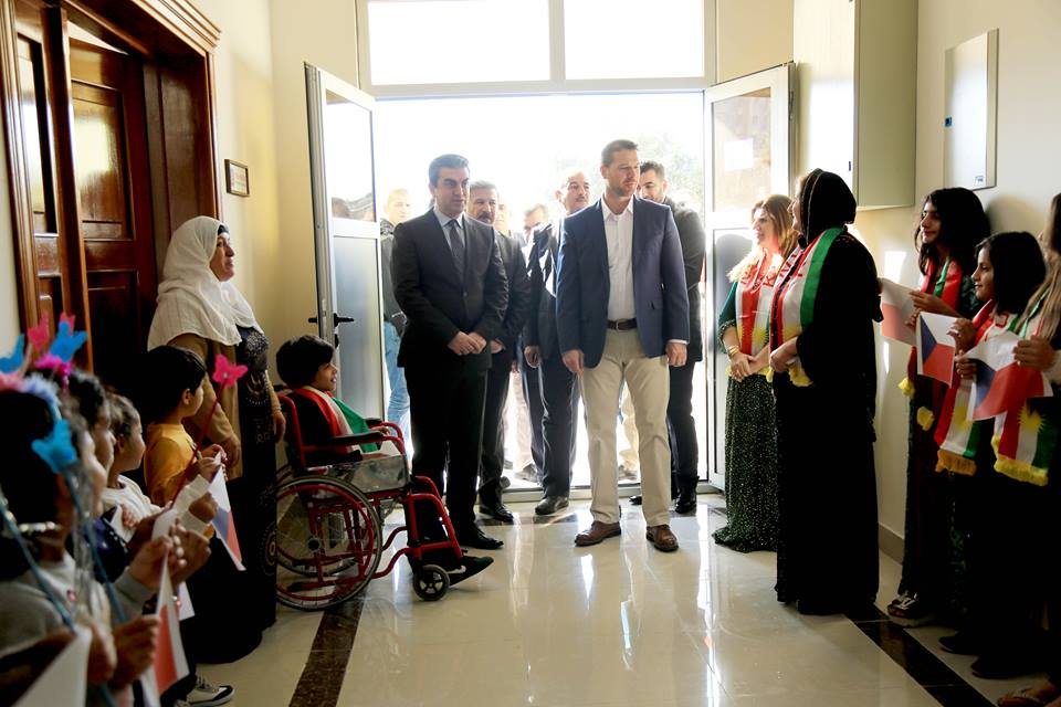 پارێزگهرێ دهوكێ وبالیوزێ وهلاتێ چیك سهرا ئاڤاهیێ كچێن بێ سهمیان دا